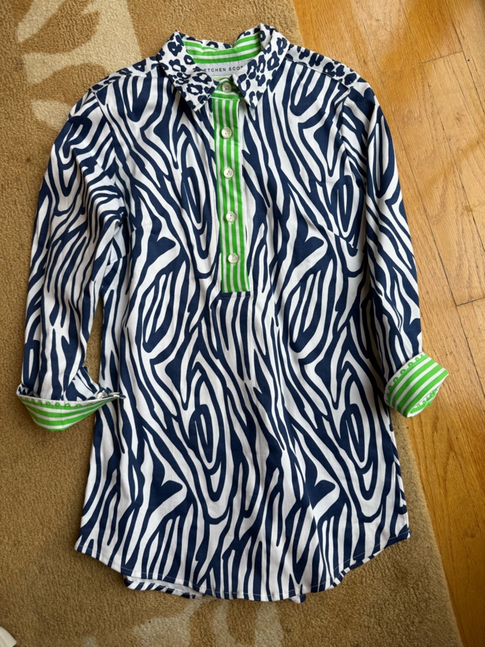 Gretchen Scott Navy and White Animal Print tunic, Green accents.. Like new!
